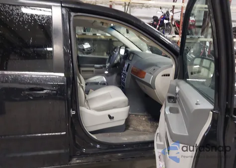 2008 Chrysler Town & Country Touring z USA, uszkodzony, nr VIN 2A8HR54P68R757380